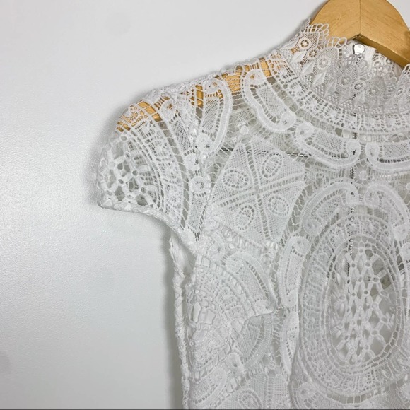 Bisou Bisou White Scallop Lace High Mock Neckline Sheath Mini Dress Size 2 - Picture 4 of 13